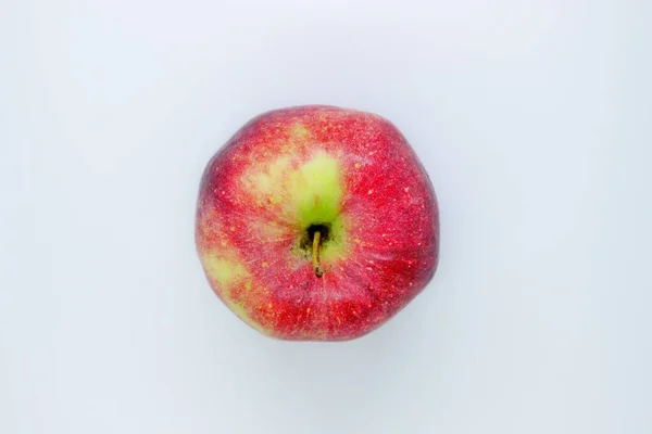 Όμορφο Κόκκινο Ζουμερό Μήλο Που Βρίσκεται Ένα Γκρι Φόντο — Φωτογραφία Αρχείου