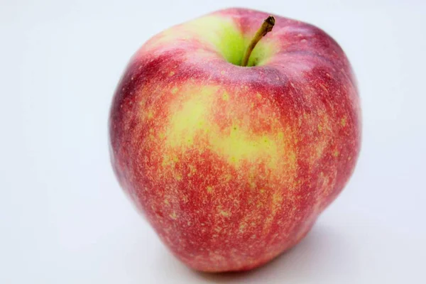 Hermosa Manzana Roja Jugosa Situada Sobre Fondo Gris — Foto de Stock