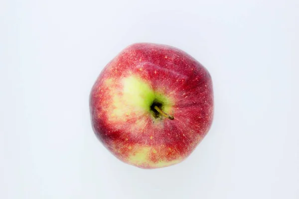 Όμορφο Κόκκινο Ζουμερό Μήλο Που Βρίσκεται Ένα Γκρι Φόντο — Φωτογραφία Αρχείου