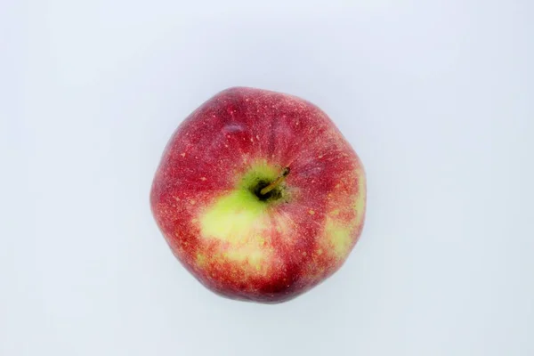 Piękne Czerwone Soczyste Jabłko Znajduje Się Szarym Tle — Zdjęcie stockowe