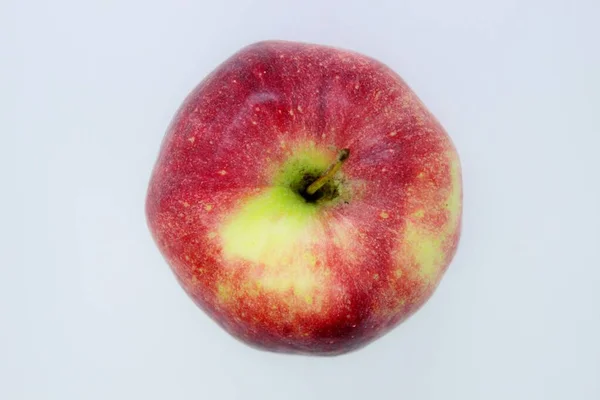 Gri arka planda güzel kırmızı sulu elma
