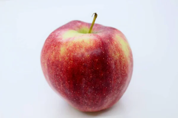 Hermosa Manzana Roja Jugosa Situada Sobre Fondo Gris — Foto de Stock