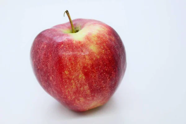 Hermosa Manzana Roja Jugosa Situada Sobre Fondo Gris — Foto de Stock