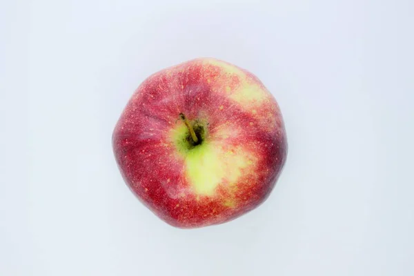 Gri arka planda güzel kırmızı sulu elma
