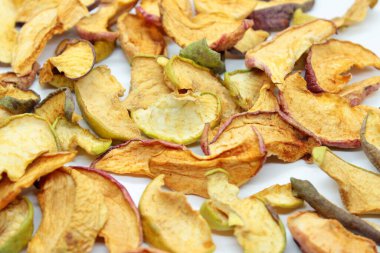 Beyaz arka planda güzel kurumuş elmalar