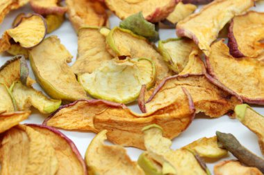 Beyaz arka planda güzel kurumuş elmalar