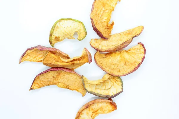 Beyaz arka planda güzel kurumuş elmalar