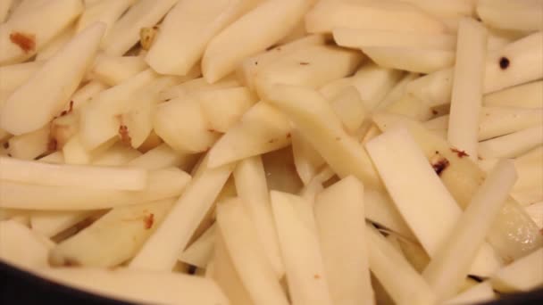 Le patate crude sono fritte su una padella di cibo per patate — Video Stock