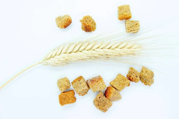 Beyaz arka planda tuzlu çavdar krakeri ve çavdar ekmeği bulunur.