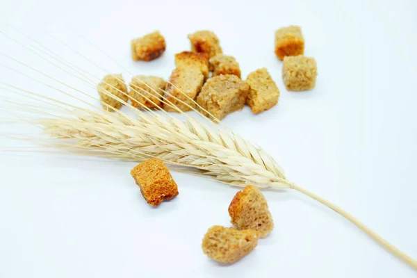Beyaz arka planda tuzlu çavdar krakeri ve çavdar ekmeği bulunur.