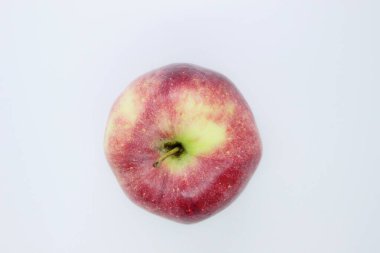Lezzetli olgun kırmızı sulu güzel elma beyaz arka planda