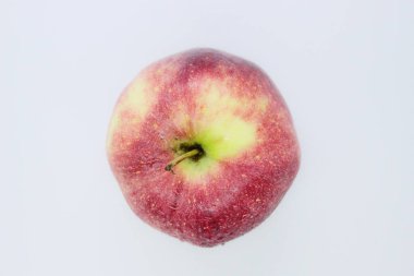 Lezzetli olgun kırmızı sulu güzel elma beyaz arka planda