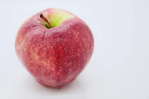 Pyszne Dojrzałe Czerwone Soczyste Piękne Jabłko Znajduje Się Białym Tle — Zdjęcie stockowe