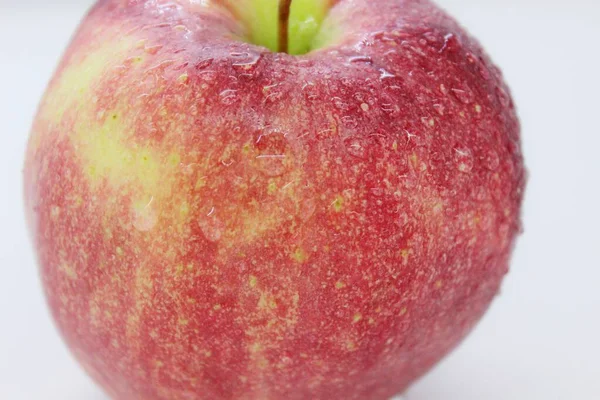 Deliciosa Manzana Hermosa Jugosa Roja Madura Ubicada Sobre Fondo Blanco — Foto de Stock