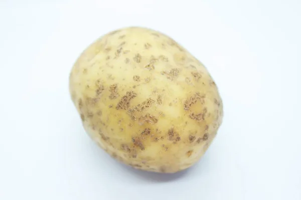Batatas Maduras Cruas Estão Localizadas Fundo Branco — Fotografia de Stock