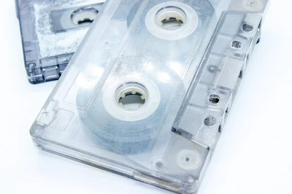 Beyaz arkaplanda saydam eski ses kasetleri