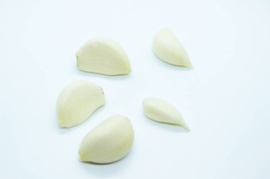 Beyaz bir zemine tünemiş olgun sarımsak.