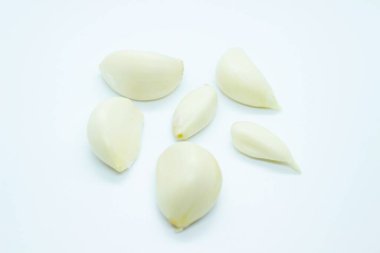 Beyaz bir zemine tünemiş olgun sarımsak.