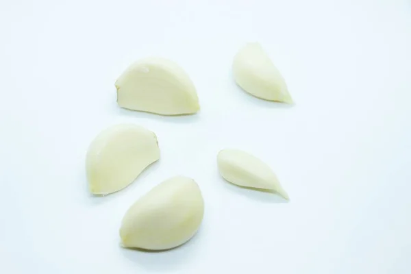 Beyaz bir zemine tünemiş olgun sarımsak.