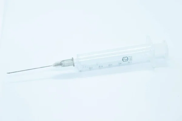Μια Αναπαραγωγική Ιατρική Σύριγγα Για Εμβολιασμούς Που Βρίσκονται Λευκό Φόντο — Φωτογραφία Αρχείου