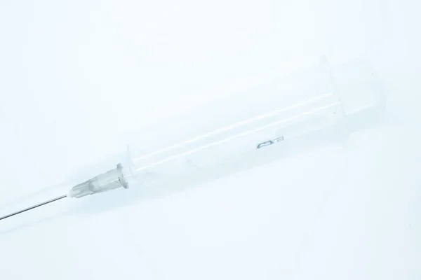 Μια Αναπαραγωγική Ιατρική Σύριγγα Για Εμβολιασμούς Που Βρίσκονται Λευκό Φόντο — Φωτογραφία Αρχείου