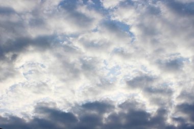 Güzel bulutlar yaz bulutları güneşli gün