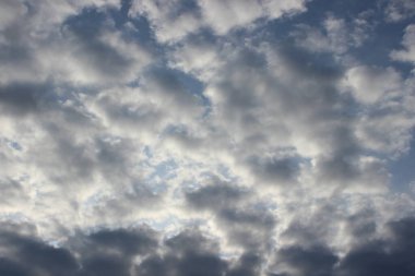 Güzel bulutlar yaz bulutları güneşli gün