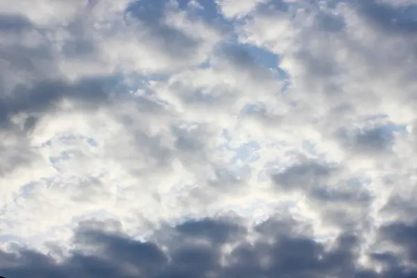 Güzel bulutlar yaz bulutları güneşli gün