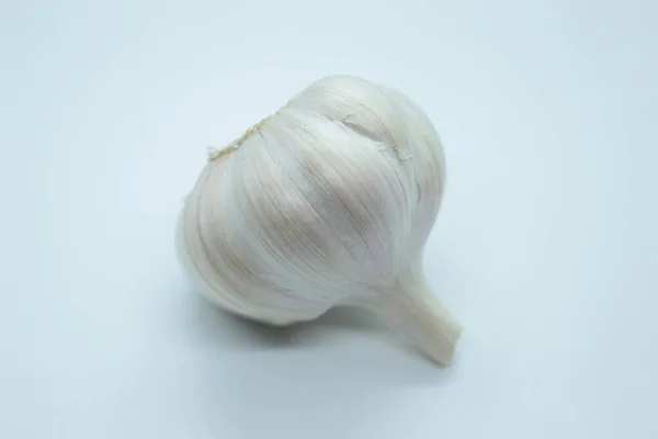 The root of ripe garlic is located on a white background — Stock Photo, Image