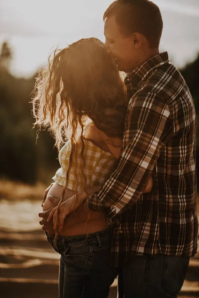 Jovem Casal Bonito Mulher Grávida Com Marido Posando Livre — Fotografia de Stock