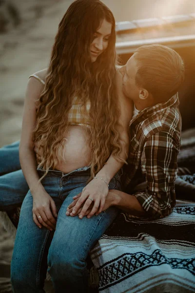 Joven Hermosa Pareja Mujer Embarazada Con Marido Posando Aire Libre —  Fotos de Stock