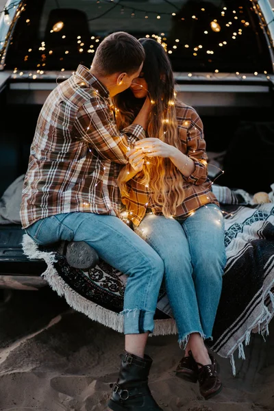 Casal Apaixonado Sentado Carro Tronco — Fotografia de Stock