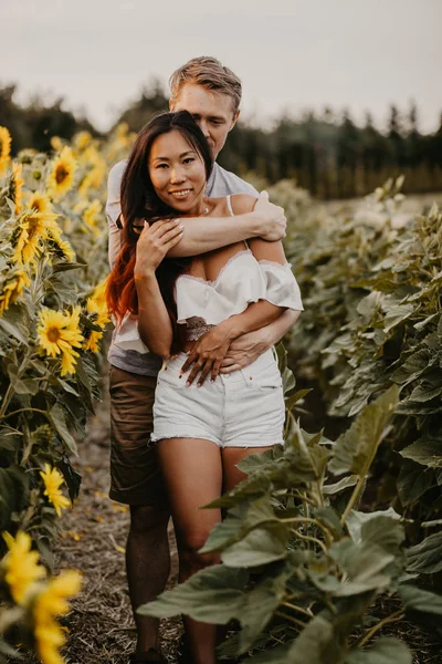 Internacional Feliz Pareja Abrazándose Campo Girasoles Atardecer Asiática Novia —  Fotos de Stock