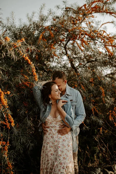 Feliz Jovem Casal Amoroso Divertindo Livre Pôr Sol — Fotografia de Stock