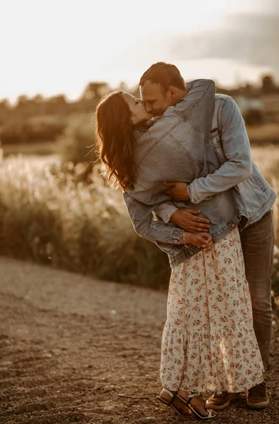 Happy Young Loving Couple Having Fun Outdoors Sunset — Stock Photo, Image