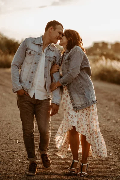 Feliz Joven Pareja Amorosa Divertirse Aire Libre Atardecer — Foto de Stock