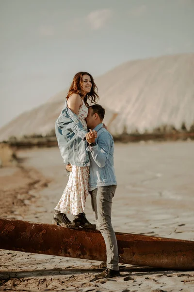 Jong Koppel Liefde Poseren Buitenshuis — Stockfoto