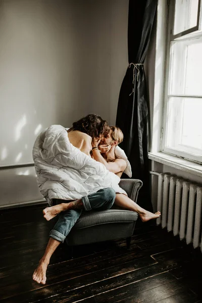 침실에서 사랑에 아름다운 — 스톡 사진