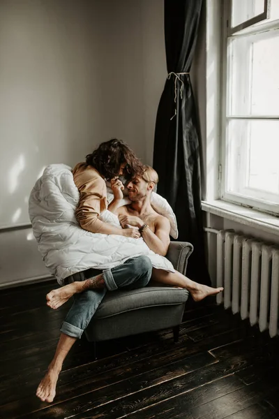 Hermosa Joven Coupé Amor Posando Dormitorio — Foto de Stock