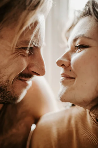 Beau Jeune Coupé Dans Amour Posant Dans Chambre — Photo