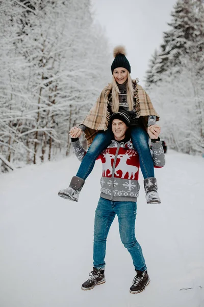 Šťastný Pár Těší Zasněženém Zimním Lese Vánoční Nálada — Stock fotografie