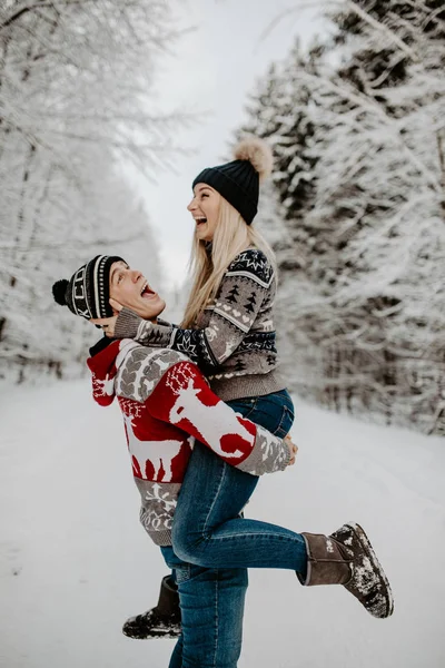 Щаслива Пара Насолоджується Засніженим Зимовим Лісом Різдвяний Настрій — стокове фото