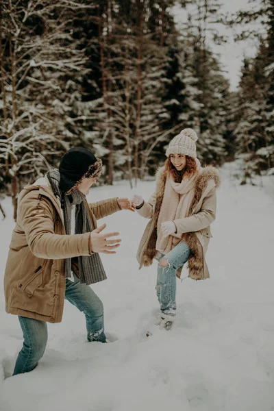 Šťastný Pár Baví Zasněženém Zimním Lese — Stock fotografie