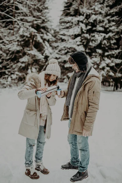 Mladý Pár Lásce Pózování Zimním Lese — Stock fotografie