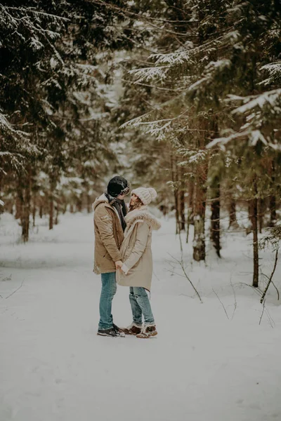 Giovane Coppia Innamorata Posa Nella Foresta Invernale — Foto Stock