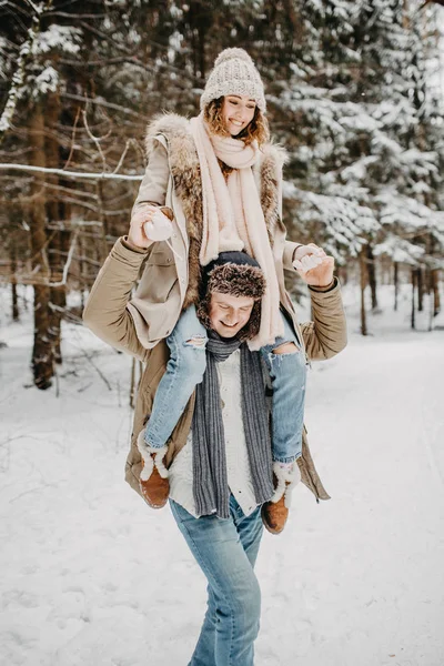 Młoda Para Miłości Pozowanie Zimowym Lesie — Zdjęcie stockowe