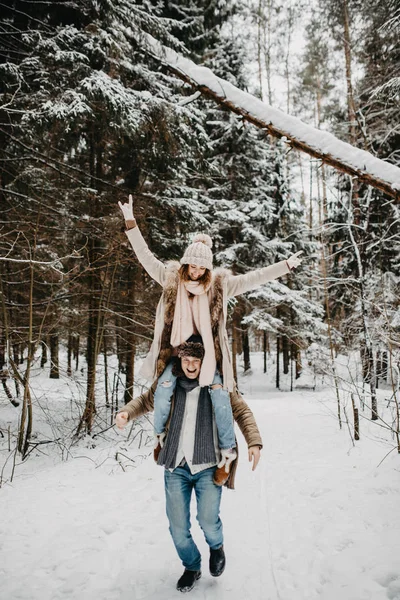 Mladý Pár Lásce Pózování Zimním Lese — Stock fotografie