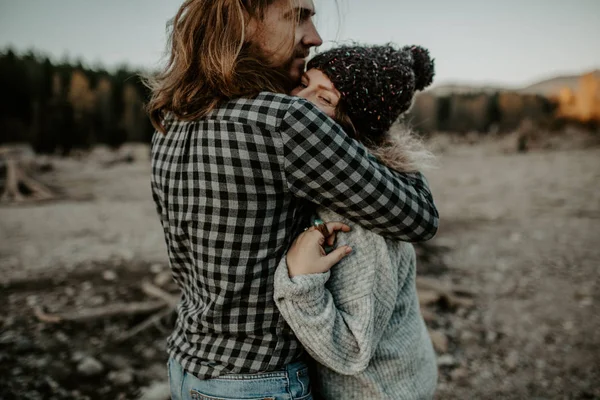 Jovem Casal Apaixonado Posando Livre Perto Floresta — Fotografia de Stock