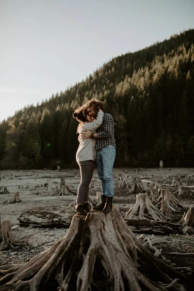 Jeune Couple Amoureux Posant Plein Air Près Forêt — Photo