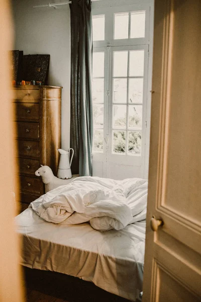 老式风格的可爱舒适的卧室 — 图库照片